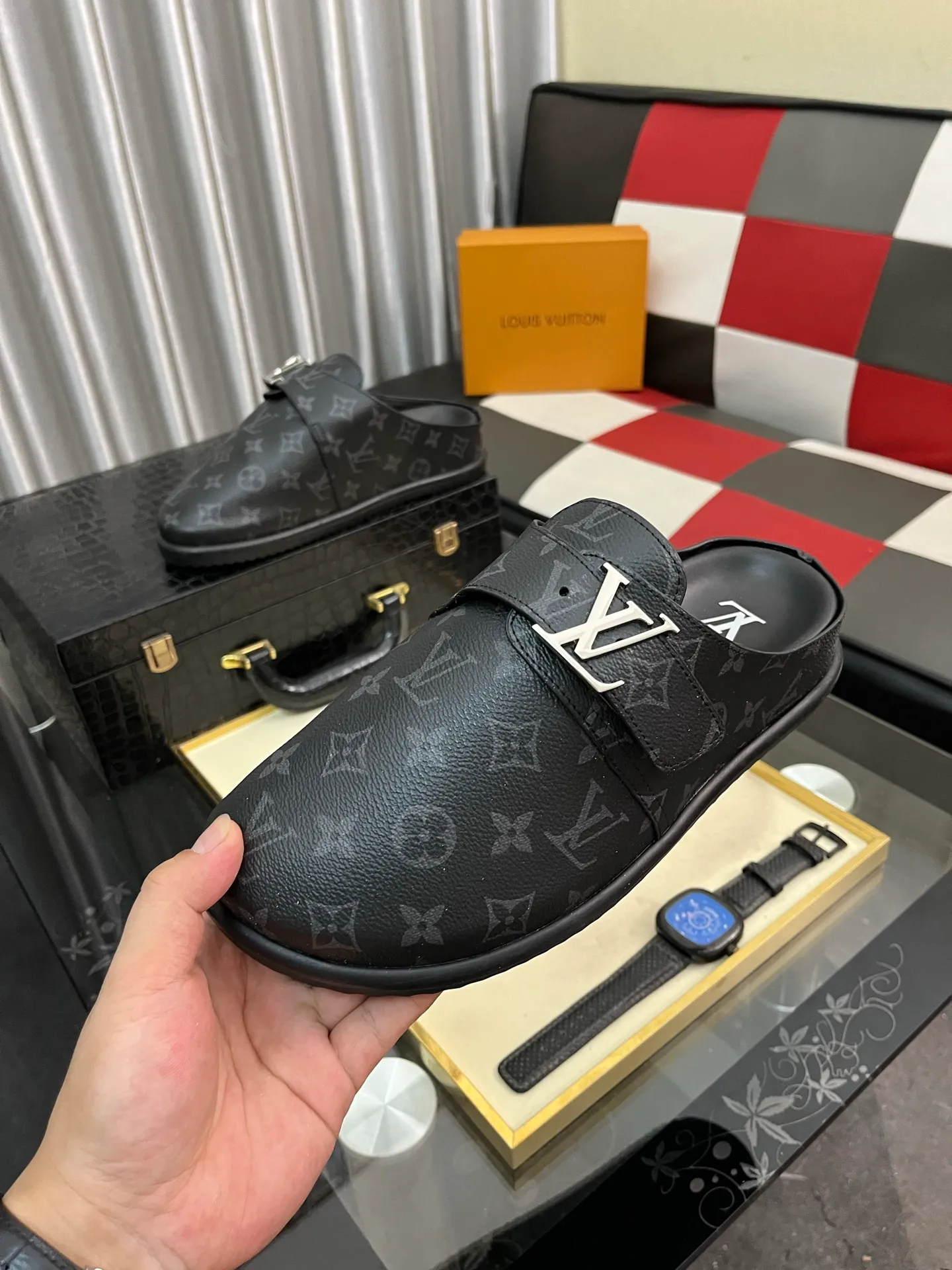 Men's shoes 💰380⌚️⌚️2025 new men's casual sandals and slippers, made of suede cow leather, with Monogram pattern to highlight the trendy style. Adjustable straps illuminated with LV letters, while a resilient insole and micro outsole provide lightweight comfort. Made of suede cow leather with embossed Monogram pattern and brand element metal hardware✅Adjustable straps➕Tough insole‼ ️Micro outsole. Comfortable and easy to wear‼ ️size: 38-443️⃣Colors available